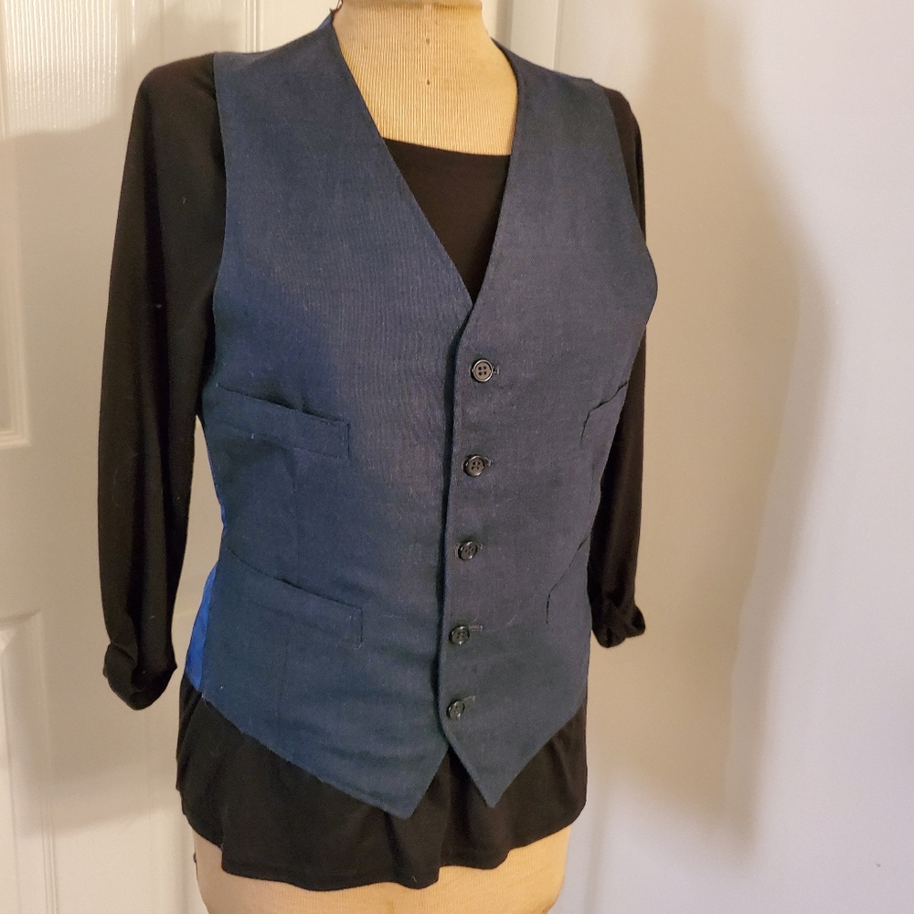 Blue vest button closure EUC 4 pockets unisex